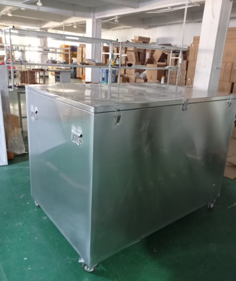 The boss bought a large iron box to hold exhibition samples